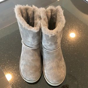 Worn once. Bailey Bow grey Ugg’s